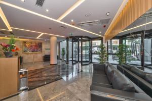 een lobby met een bank in een gebouw bij Hotel Boursier 1 & Spa in Istanbul