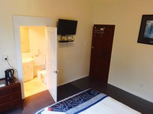 A television and/or entertainment centre at Pakington Ensuite homestay