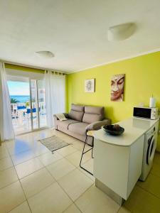 un salon avec un canapé et une table dans l'établissement Ventana al Mediterráneo, à Jávea