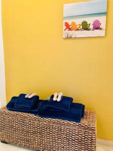 deux serviettes bleues posées sur une table en osier dans l'établissement Ventana al Mediterráneo, à Jávea