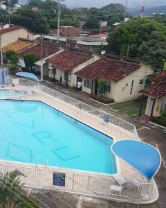 an overhead view of a large blue swimming pool at Apartamento centralizado melgar in Melgar