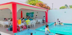 un grupo de personas en una piscina en alberca Blass, en Coatzacoalcos