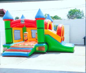 un parque infantil con un colorido equipo de juego inflable en alberca Blass en Coatzacoalcos