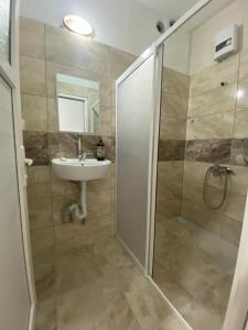 uma casa de banho com um chuveiro, um lavatório e um chuveiro em Acan Apart günlük kiralık ev Ürgüp em Ürgüp
