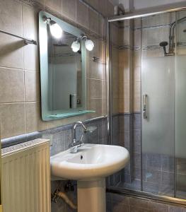 A bathroom at GardenBnB- apartment with garden & seaview