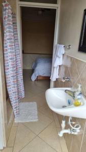 bagno con lavandino e letto di Arliebev Apartments a Mahaut