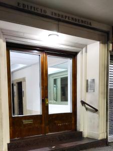 una entrada a un edificio con puerta de madera en Tourist Apartment San Telmo en Buenos Aires