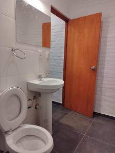 uma casa de banho com um WC e um lavatório em Apart del Este Loft 6 em Paysandú