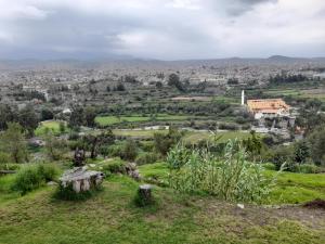 einen Blick auf die Stadt von einem Hügel aus in der Unterkunft Bonito departamento en Estreno - Cayma in Arequipa