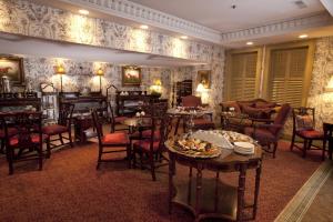 un ristorante con tavoli e sedie in una stanza di Market Pavilion Hotel a Charleston