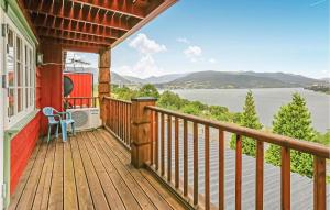 Un balcón de una casa con vista al agua. en 10 Bedroom Amazing Home In Ølen, en Vaka