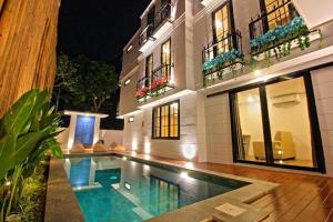 una casa con piscina delante de un edificio en PAMELA BALI, en Kerobokan