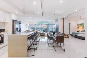 una cucina e un soggiorno con tavolo e sedie di ZEN Crown Towers 3-BR Luxury Pad a Darwin