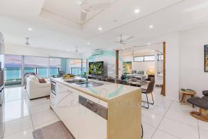 une cuisine et un salon avec vue sur l'océan dans l'établissement ZEN Crown Towers 3-BR Luxury Pad, à Darwin