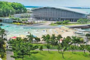 vue aérienne d'un stade de football avec une piscine dans l'établissement ZEN Crown Towers 3-BR Luxury Pad, à Darwin