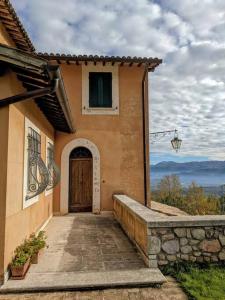斯波萊托的住宿－Villa San Severo，一座有门和石头走道的建筑