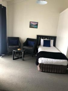 Rosetown Motel客房内的一张或多张床位