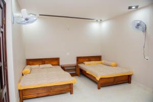 מיטה או מיטות בחדר ב-Nhà khách 369