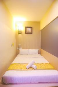 เตียงในห้องที่ GODORI HOTEL SDN BHD