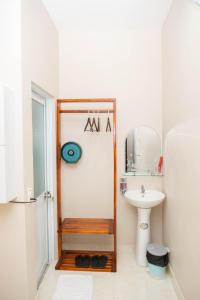 La salle de bains est pourvue de toilettes et d'un lavabo. dans l'établissement Nhà khách 369, à Cà Mau