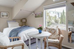 A bed or beds in a room at Tempest on Wanaka