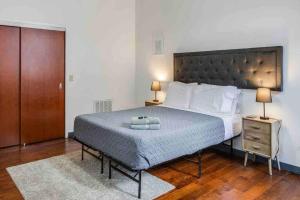 מיטה או מיטות בחדר ב-Modern Loft Style on Monroe by Dwtn & Park ave