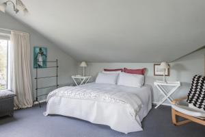 A bed or beds in a room at Tempest on Wanaka