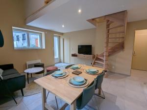 Μια τηλεόραση ή/και κέντρο ψυχαγωγίας στο Charmante maison à Angoulême, cour privée, proche parc et bus, accueil bébé, Wifi, animaux acceptés - FR-1-653-230