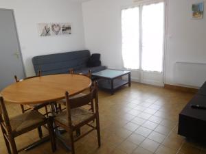 Posedenie v ubytovaní Maison au calme avec jardin, proche plage et commerces, équipée pour famille de 6 personnes - FR-1-476-197