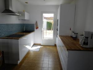 Kuchyňa alebo kuchynka v ubytovaní Maison au calme avec jardin, proche plage et commerces, équipée pour famille de 6 personnes - FR-1-476-197 + 4 fotografie