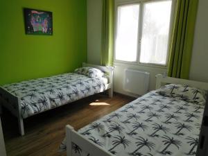 Posteľ alebo postele v izbe v ubytovaní Maison au calme avec jardin, proche plage et commerces, équipée pour famille de 6 personnes - FR-1-476-197