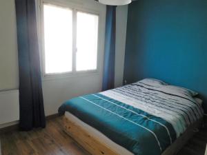 Posteľ alebo postele v izbe v ubytovaní Maison au calme avec jardin, proche plage et commerces, équipée pour famille de 6 personnes - FR-1-476-197