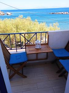 Balcone o terrazza di Alkistis Cozy By The Beach Apt In Ikaria Island, Therma 1st Floor