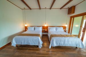 um quarto com duas camas num quarto em Riosol Hotel Laguna Azul em Sauce