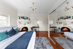 ein Schlafzimmer mit einem Bett und zwei Kaminen in der Unterkunft Art Deco Hideaway - St Kilda in Melbourne