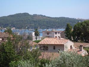 a view of a town with houses and a mountain at Campagne Beausoleil in La Seyne-sur-Mer