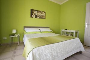 Habitación verde con cama grande. en B&B Terra Nobile - Portopalo, en Portopalo di Capo Passero