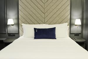 Voodi või voodid majutusasutuse WEIL Hotel Ipoh toas