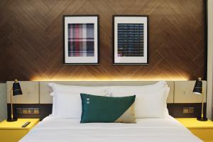 Voodi või voodid majutusasutuse WEIL Hotel Ipoh toas
