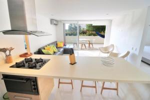 a kitchen and living room with a table and a stove at Apartamento Santa Marta Bello Horizonte - Pozos Colorados in Santa Marta