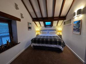 una camera con letto in una stanza con soffitto di Hay On Wye Welsh Townhouse in Hay centre a Hay-on-Wye