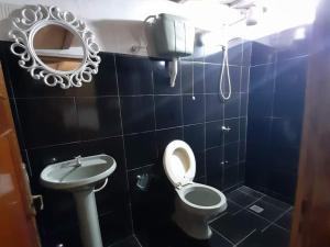 a bathroom with a toilet and a sink and a mirror at HERMOSO APARTAMENTO MONOAMBIENTE ZONA SHOPPING in Colonia Mariano Roque Alonso