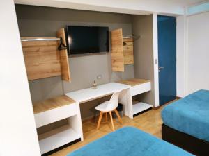 a small room with a desk and a tv at Hotel Tierra del Sol Moquegua in Moquegua