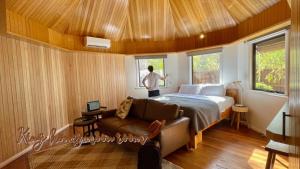 Grape Juice Retreat Rustic romantic gateway 5mins to beaches & town 객실 침대