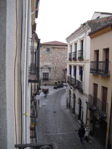 Eine Gasse mit einem Pferd, das eine Straße entlangläuft. in der Unterkunft Hostal Bellas in Avila