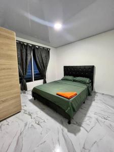 Schlafzimmer mit grünem Bett und Marmorboden in der Unterkunft Comodo Apartamento Cartago Valle in Cartago