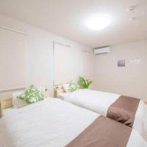 a room with two beds in a room at Beachside base KURUWA in Yokosuka