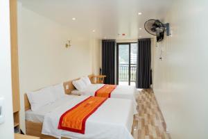1 Schlafzimmer mit 2 Betten und einem Fenster in der Unterkunft Anh Nhu Hotel in Cát Bà