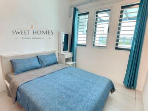 een slaapkamer met een bed met blauwe lakens en ramen bij Blue Studio Suite 1-4pax B'Worth Prai@SwimmingPool in Perai