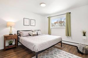 Ένα ή περισσότερα κρεβάτια σε δωμάτιο στο Spacious 2BR Flat, King Bed, Downtown Mt Clemens